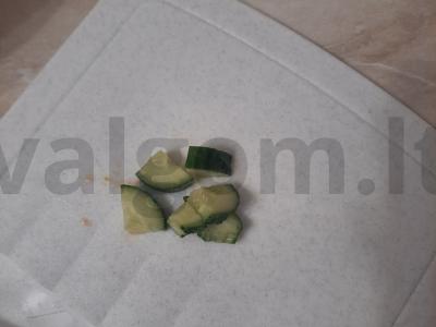 Šviežių daržovių salotos su feta, raudonuoju svogūnu ir raudonėliu Žingsnis 2