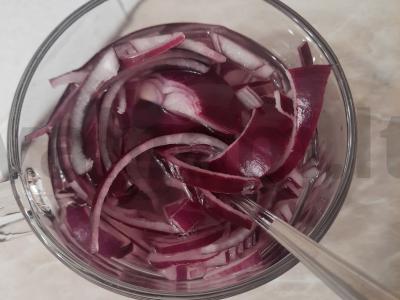 Šviežių daržovių salotos su feta, raudonuoju svogūnu ir raudonėliu Žingsnis 4