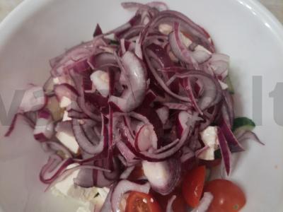 Šviežių daržovių salotos su feta, raudonuoju svogūnu ir raudonėliu Žingsnis 5
