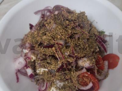 Šviežių daržovių salotos su feta, raudonuoju svogūnu ir raudonėliu Žingsnis 6