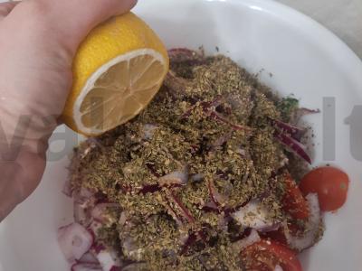 Šviežių daržovių salotos su feta, raudonuoju svogūnu ir raudonėliu Žingsnis 7