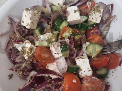 Šviežių daržovių salotos su feta, raudonuoju svogūnu ir raudonėliu pagrindine nuotrauka