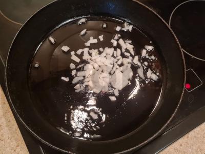 Kiaušinienė su linksmais figūromis iš dešros vaikui Žingsnis 2