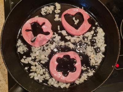 Kiaušinienė su linksmais figūromis iš dešros vaikui Žingsnis 3