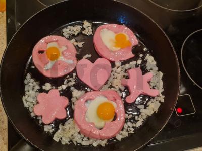 Kiaušinienė su linksmais figūromis iš dešros vaikui Žingsnis 4