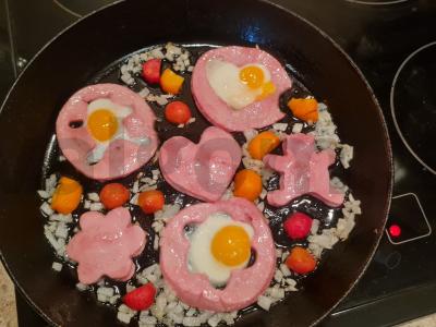 Kiaušinienė su linksmais figūromis iš dešros vaikui Žingsnis 5