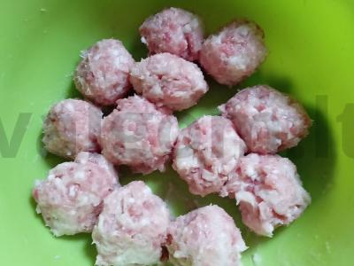 Šči su meatballs ir šviežiais kopūstais Žingsnis 1