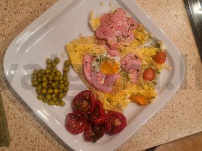 Kiaušinienė su linksmais figūromis iš dešros vaikui pagrindine nuotrauka