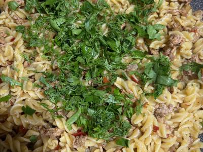 Makaronai su faršu ir paprikomis pagrindine nuotrauka