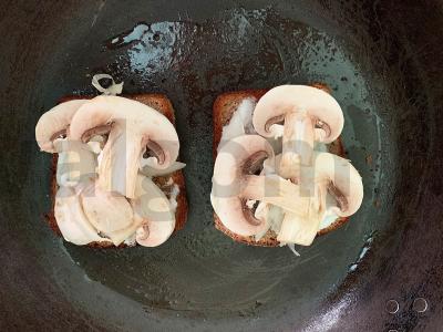 Skanūs ir sotūs karšti sumuštiniai su pievagrybiais Žingsnis 1