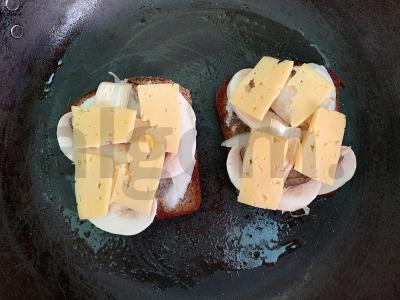 Skanūs ir sotūs karšti sumuštiniai su pievagrybiais Žingsnis 2