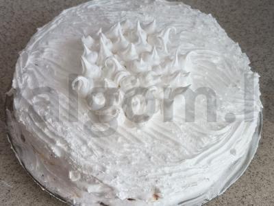 Tortas su kremu iš baltymų ir paruoštų biskvitų pagrindine nuotrauka