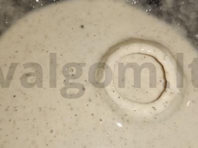 Svogūnų žiedai alaus tešloje Žingsnis 4