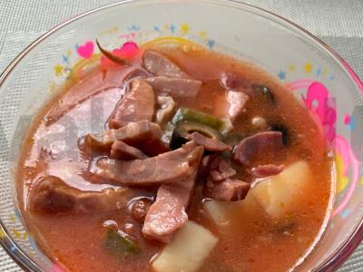 Skani mėsos solyanka pietums pagrindine nuotrauka