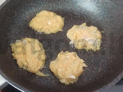 Bulviniai blynai su lašiniais Žingsnis 4