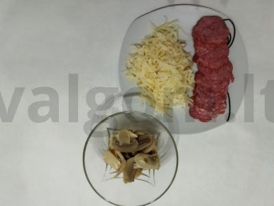 Pica su pievagrybiais, dešra ir sūriu orkaitėje Žingsnis 3