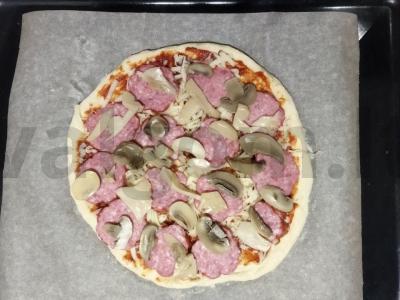 Pica su pievagrybiais, dešra ir sūriu orkaitėje Žingsnis 4