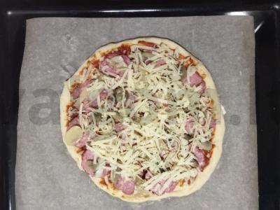 Pica su pievagrybiais, dešra ir sūriu orkaitėje Žingsnis 5