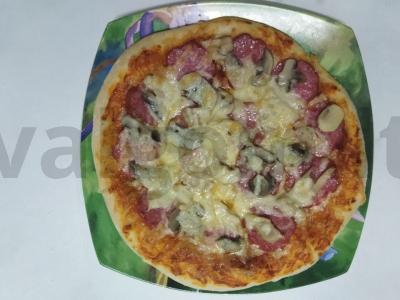 Pica su pievagrybiais, dešra ir sūriu orkaitėje pagrindine nuotrauka