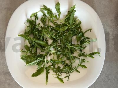 Salotas su rukola, krevetėmis ir grūdėta garstyčia Žingsnis 2