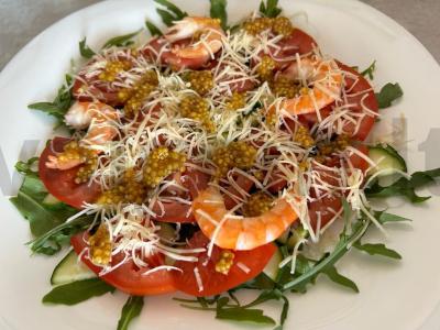 Salotas su rukola, krevetėmis ir grūdėta garstyčia pagrindine nuotrauka