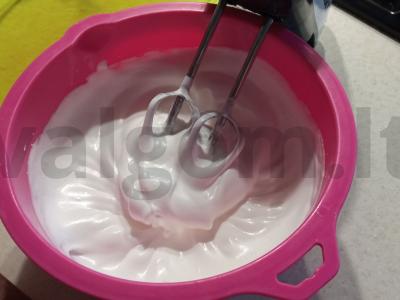 Meringos ritinys su varškės kremu Žingsnis 1