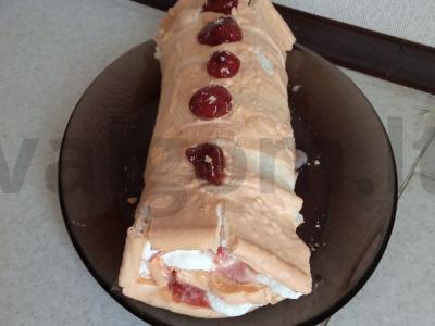 Meringos ritinys su varškės kremu pagrindine nuotrauka