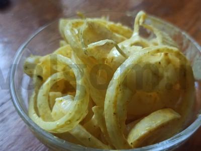 Marinuoti prieskoniais svogūnai pagrindine nuotrauka