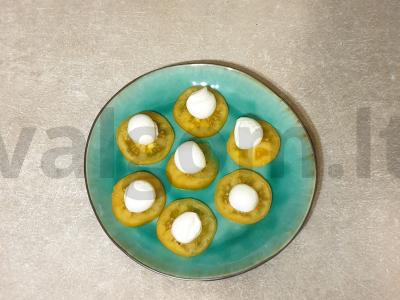 Užkandis iš pomidorų su mocarela ir rukola Žingsnis 2