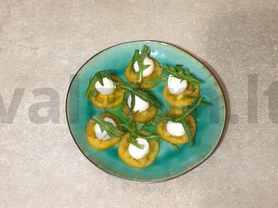 Užkandis iš pomidorų su mocarela ir rukola Žingsnis 3