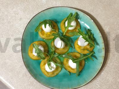 Užkandis iš pomidorų su mocarela ir rukola pagrindine nuotrauka