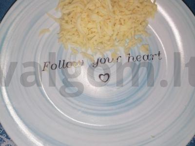 Salotos su burokėliais, sūriu, kiaušiniu ir česnaku Žingsnis 1