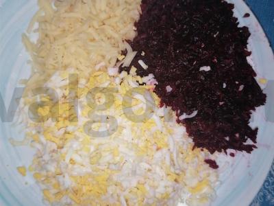 Salotos su burokėliais, sūriu, kiaušiniu ir česnaku Žingsnis 3