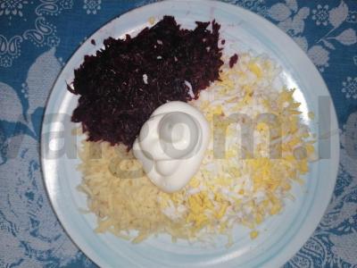 Salotos su burokėliais, sūriu, kiaušiniu ir česnaku Žingsnis 4