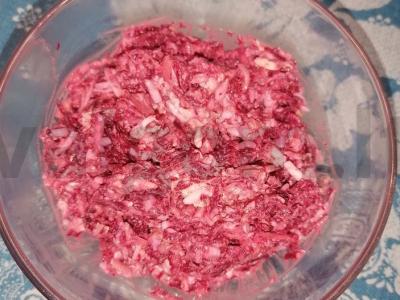 Salotos su burokėliais, sūriu, kiaušiniu ir česnaku pagrindine nuotrauka