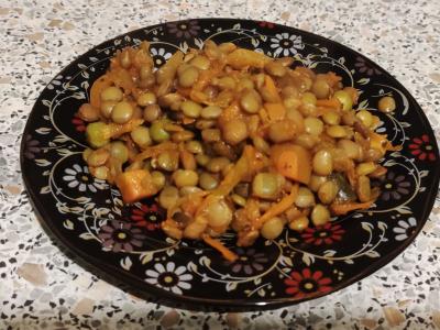 Lęšiai su šaldytais daržovėmis ir pomidorų pasta pagrindine nuotrauka