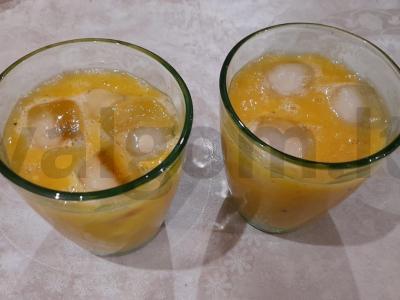 Skaniausias kokteilis iš moliūgų sulčių su apelsinu ir bananais pagrindine nuotrauka