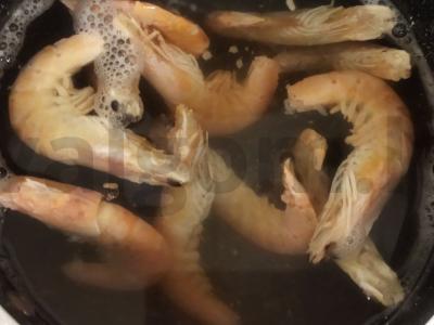 Salotas su Pekino kopūstu, krevetėmis ir granato sėklomis Žingsnis 3