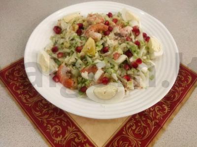 Salotas su Pekino kopūstu, krevetėmis ir granato sėklomis pagrindine nuotrauka