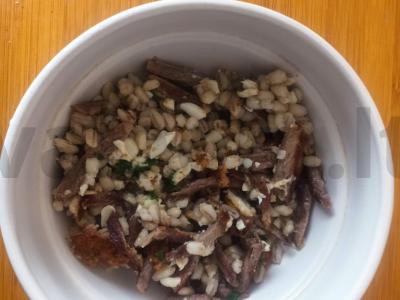 Perlų košė su kiaulienos gabaliukais ir sūrio padažu pagrindine nuotrauka