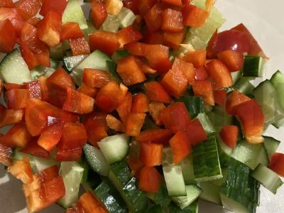 Lengvas salotas su tunu, agurkais ir kukurūzais Žingsnis 1