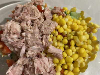 Lengvas salotas su tunu, agurkais ir kukurūzais Žingsnis 2