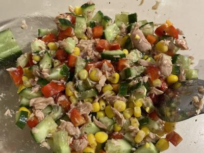 Lengvas salotas su tunu, agurkais ir kukurūzais Žingsnis 3