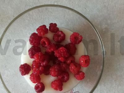 Manų košė su avietėmis pagrindine nuotrauka