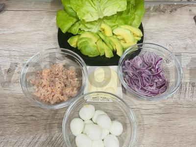 Salotos su krevetėmis ir putpelių kiaušiniais Žingsnis 1