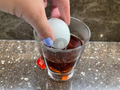 Velykiniai kiaušiniai, nudažyti arbata Žingsnis 2