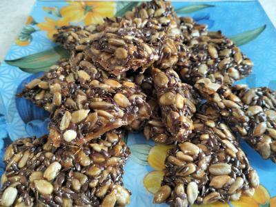 Saulėgrąžų ir linų sėklų kozinakas pagrindine nuotrauka