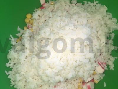 Klasikinis krabų salotas su garintu ryžiu Žingsnis 4