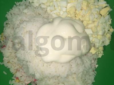 Klasikinis krabų salotas su garintu ryžiu Žingsnis 6