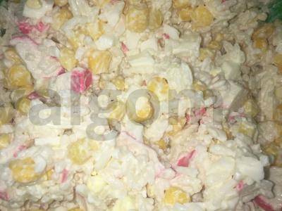 Klasikinis krabų salotas su garintu ryžiu pagrindine nuotrauka